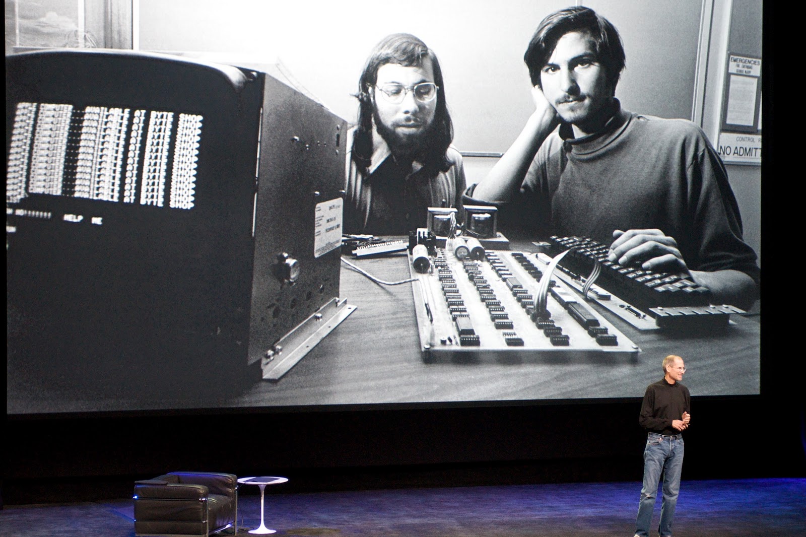 Steve Jobs houdt op 27 januari 2010 een presentie waar hij de iPad lanceert en hij terugblikt op zijn begintijd. Op de zwart-witfoto links Steve Wozniak en rechts Jobs met op de voorgrond de Apple I computer.